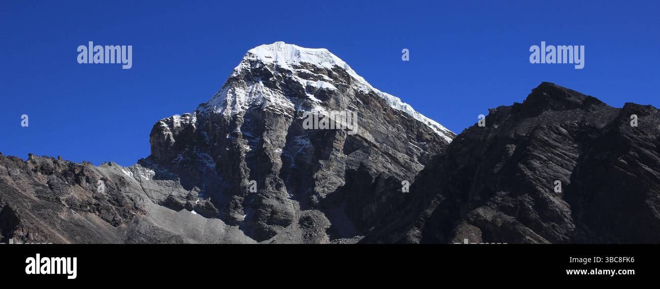 Gipfel in der Nähe von Gokyo und azurblauem Himmel, Naturschauplatz, Nepal. Stockfoto