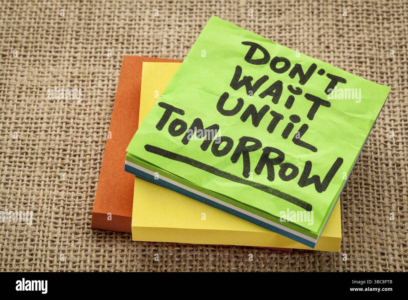 Warten Sie nicht bis morgen - motivierende Erinnerung - Handschrift auf Haftnotiz Stockfoto
