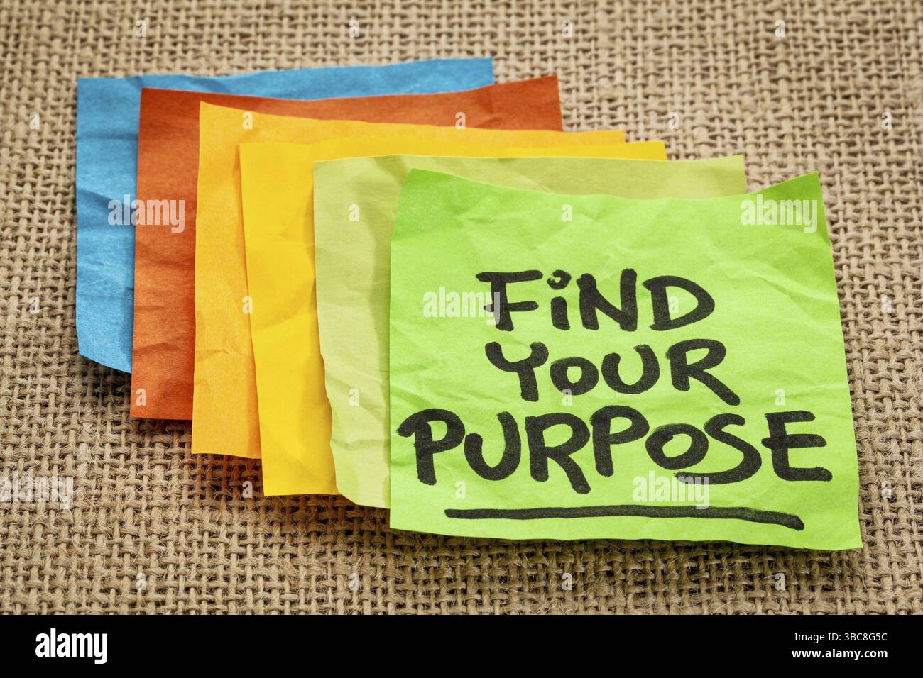 Finden Sie Ihren Zweck – motivierende Erinnerung – Handschrift auf Haftnotiz Stockfoto