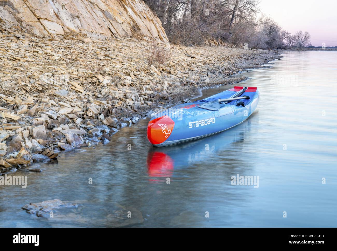Fort Collins, CO, USA - 22. April 2018: Nach dem Paddeln Workout - ein racing Stand up paddleboard (2018 All Star von Steuerbord) auf dem felsigen Ufer eines La Stockfoto