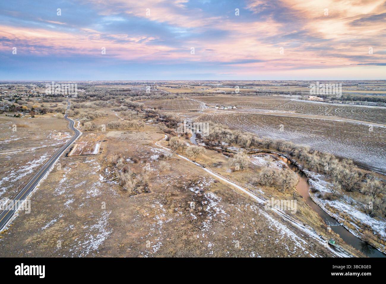 Big Thompson und South Platte Rivers in ländlichen östlichen Colorado Luftaufnahme ar winter Dämmerung Stockfoto
