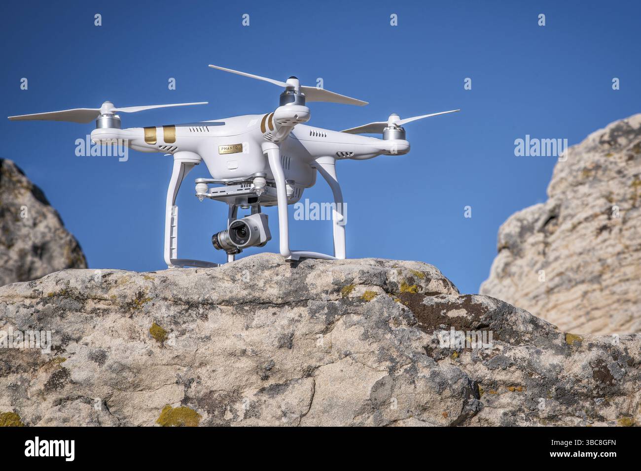 CARR, CO, USA, 20. SEPTEMBER 2015: Funkgesteuerte Phantom-3-Quadcopter-Drohne auf einer Sandsteinklippe, bereit für Luftfotografie-Mission. Stockfoto