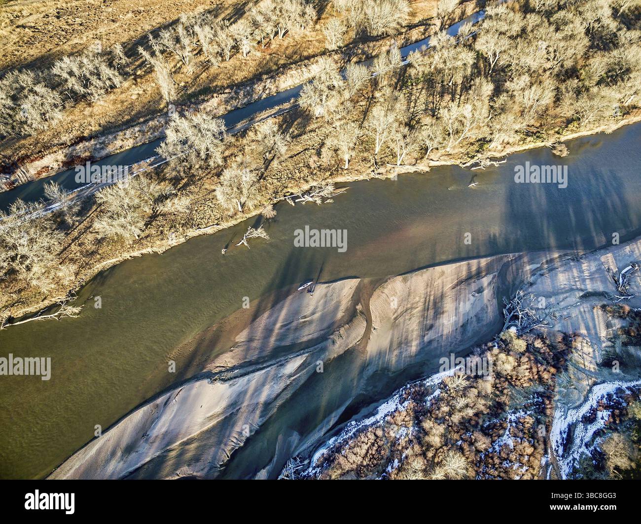 Aus der Vogelperspektive auf den South Platte River im Osten von Colorado mit einem Kanu auf Sandbank, Herbstlandschaft Stockfoto