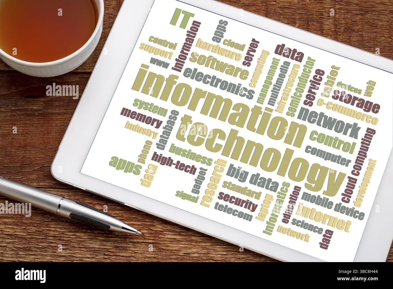 IT-Wortwolke auf einem digitalen Tablet mit einer Tasse Tee Stockfoto