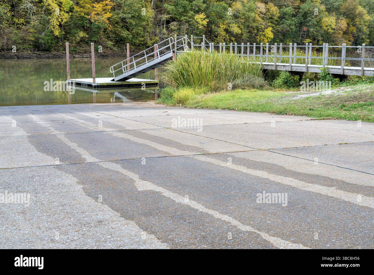 Dock- und Bootsrampe am Tennessee River in der Herbstlandschaft, Colbert Ferry entlang Natchez Trace Parkway, Reise- und Erholungskonzept Stockfoto
