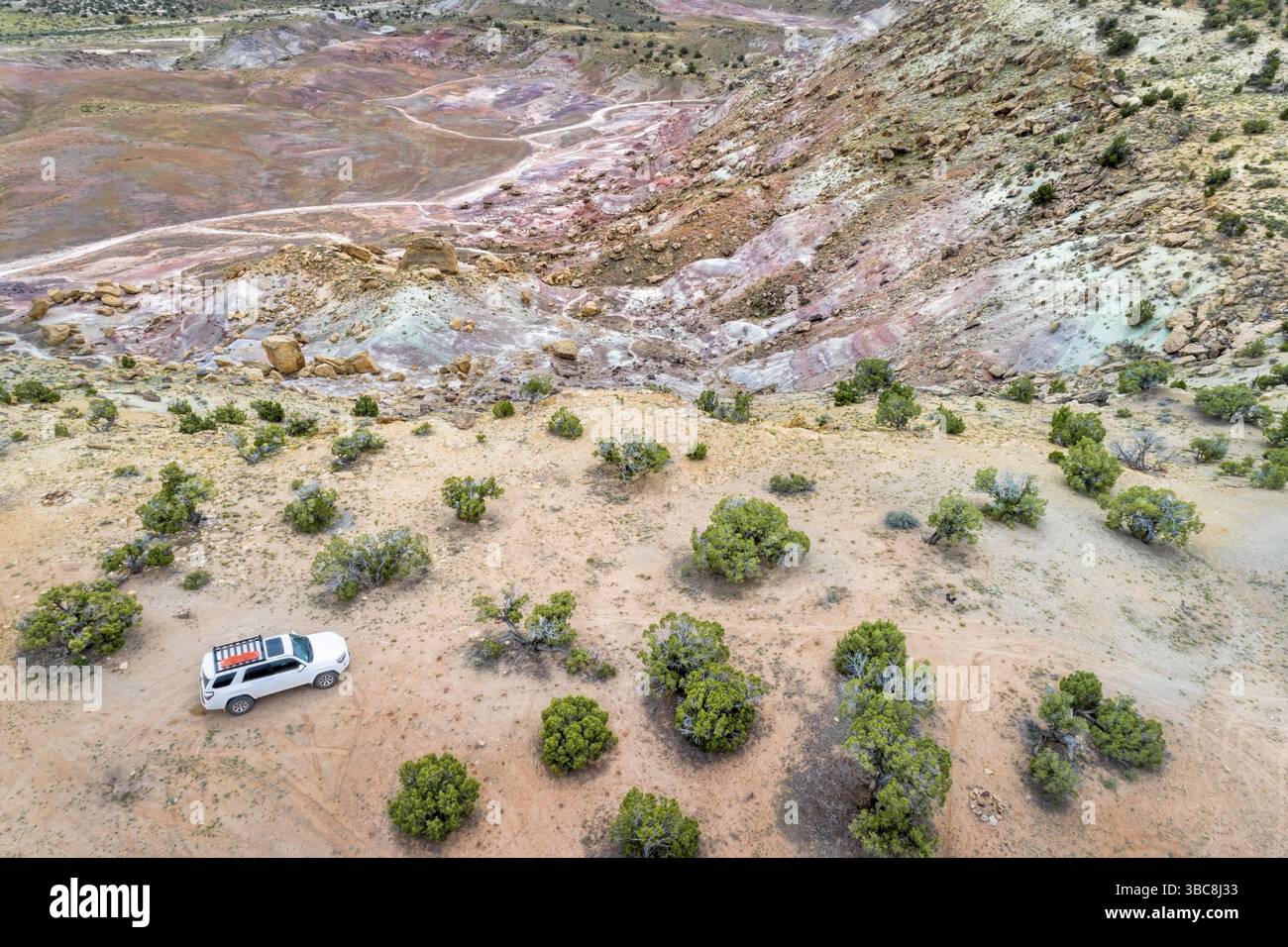 SUV-Auto fahren auf einer Mesa über einem Rock Wüste - Luftaufnahme von westwater Bereich im östlichen Utah Stockfoto