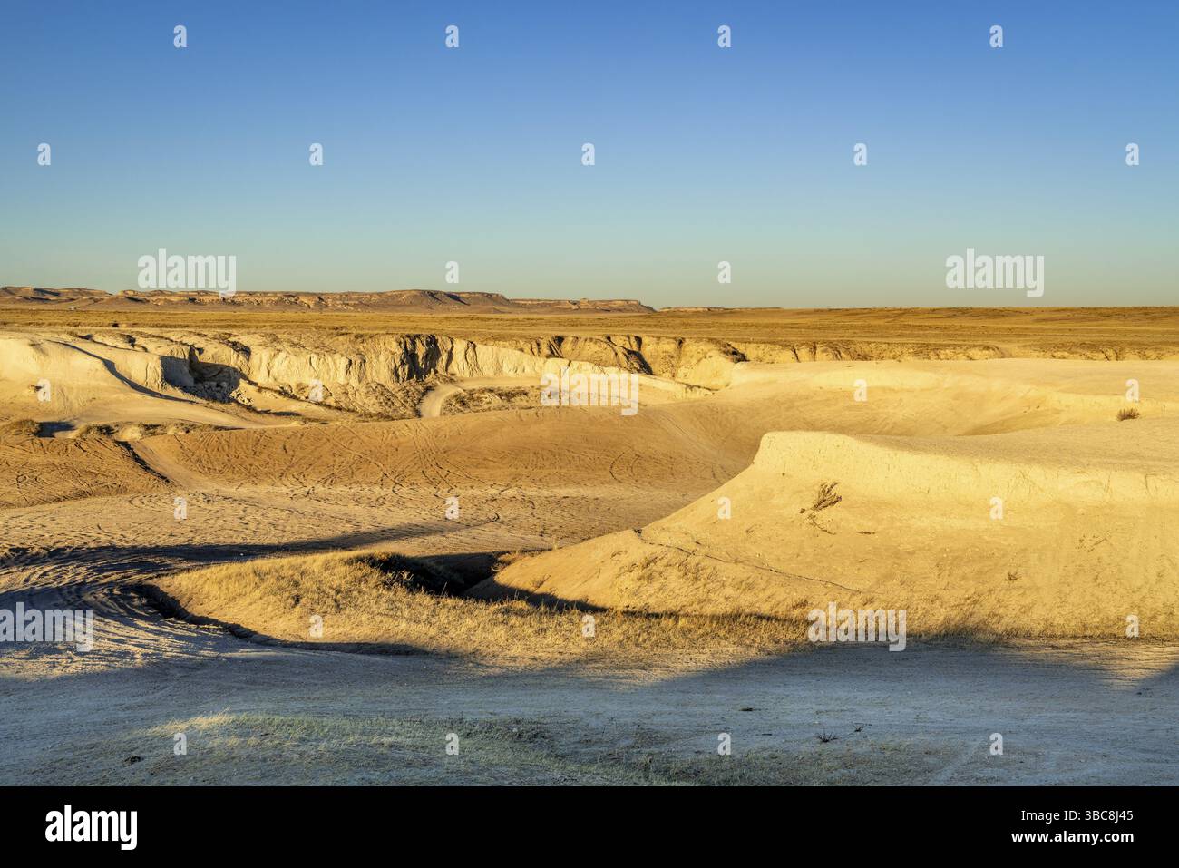 Badlands in Pawnee National Grassland im Abendlicht (Main Draw OHV Gegend im nördlichen Colorado) Stockfoto
