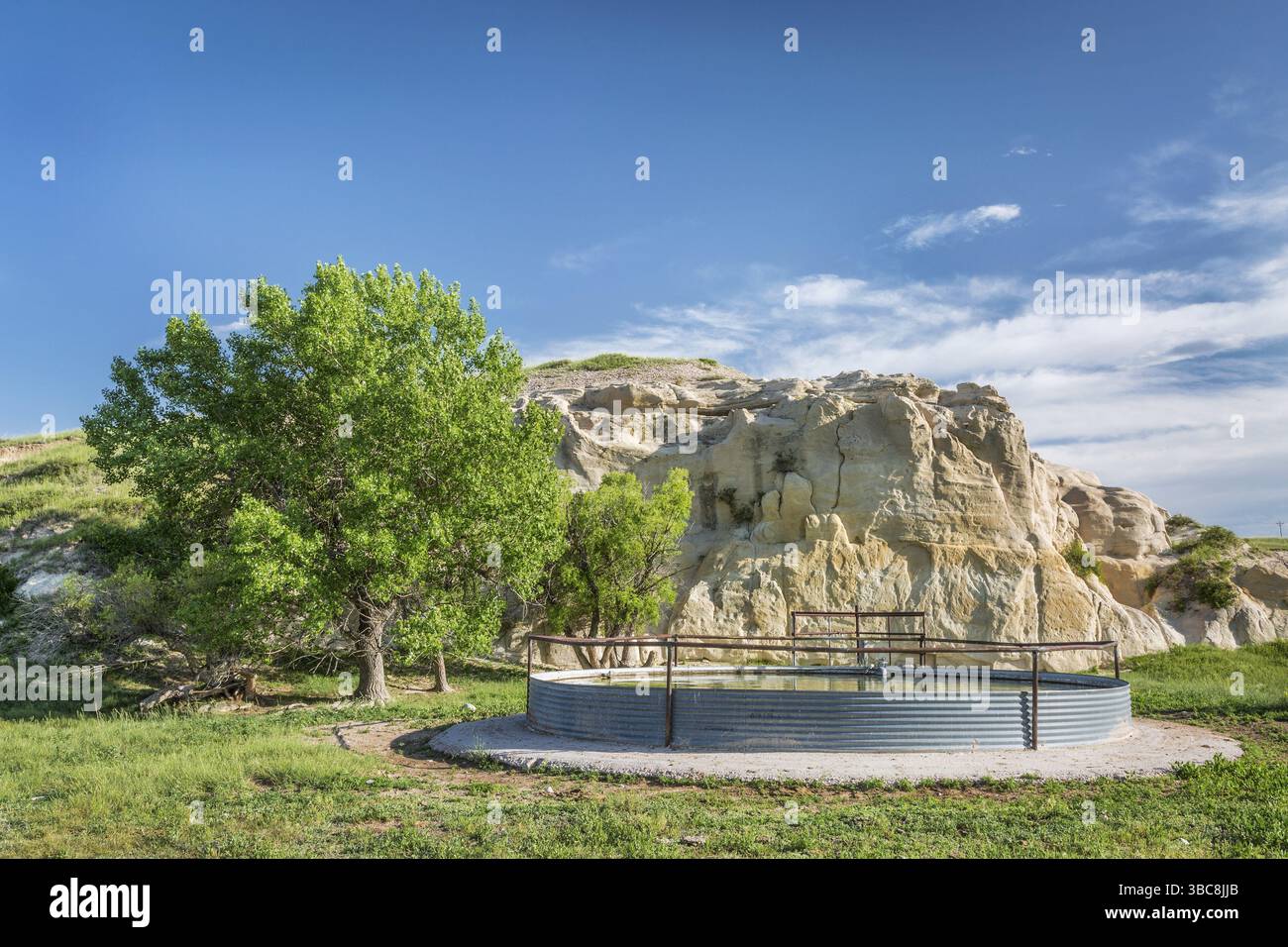 Rinderwassertank und Felsenklippe, Pawnee National Grassland im Norden von Colorado Stockfoto