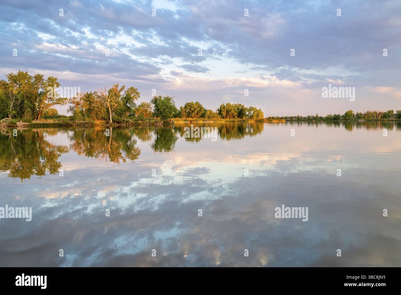 Ruhige See im Norden von Colorado Sonnenuntergang rteflection, Sommer Landschaft Stockfoto
