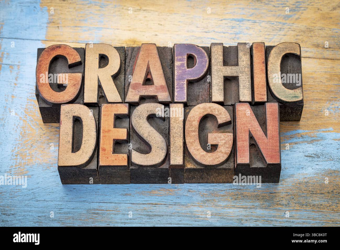 Grafisches Design – abstrakte Wörter in Vintage-Buchdruckblöcken mit Holzdruck gegen Grunge-Holz Stockfoto