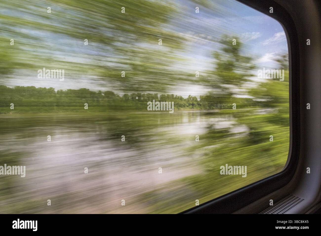Verschwommene abstrakte Landschaft des Missouri River aus einem in Bewegung befindlichen Zugfenster Stockfoto