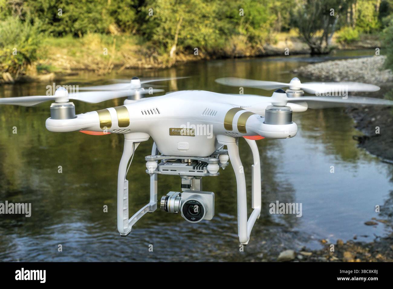 FORT COLLINS, USA, 29. AUGUST 2015: Luftgestützte, funkgesteuerte Phantom 3 Quadcopter-Drohne mit einer Kamera über den Poudre River, Nordamerika Stockfoto