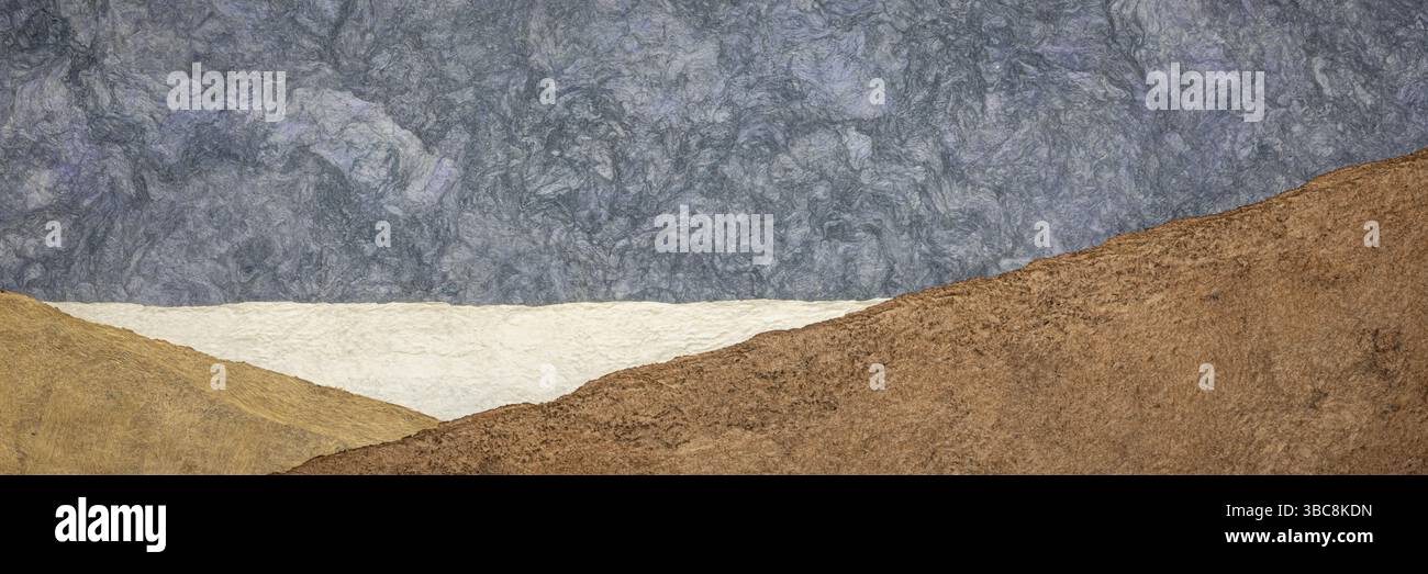 Abstrakte Landschaft in Erdtönen mit Amate-Rindenpapieren, handgefertigt in Mexiko aus Amate-, Brennnessel- und Maulbeerbäumen, Panorama-Banner Stockfoto