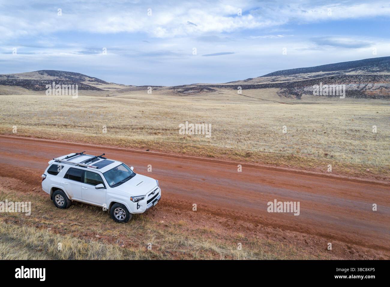 LIVERMORE, CO, USA - 22. März 2017: Toyota 4Runner SUV (2016 Trail Edition) auf einer Feldstraße am Fuße der Rocky Mountains Stockfoto