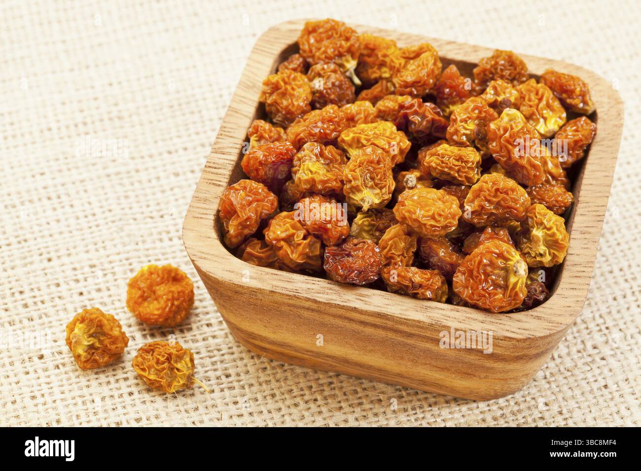 Getrocknete Goldbeeren (Physalis peruviana), Superfruit aus Peru reich an Antioxidantien, Vitamin A, Bioflavonoiden und Ballaststoffen, eine Holzschale Stockfoto