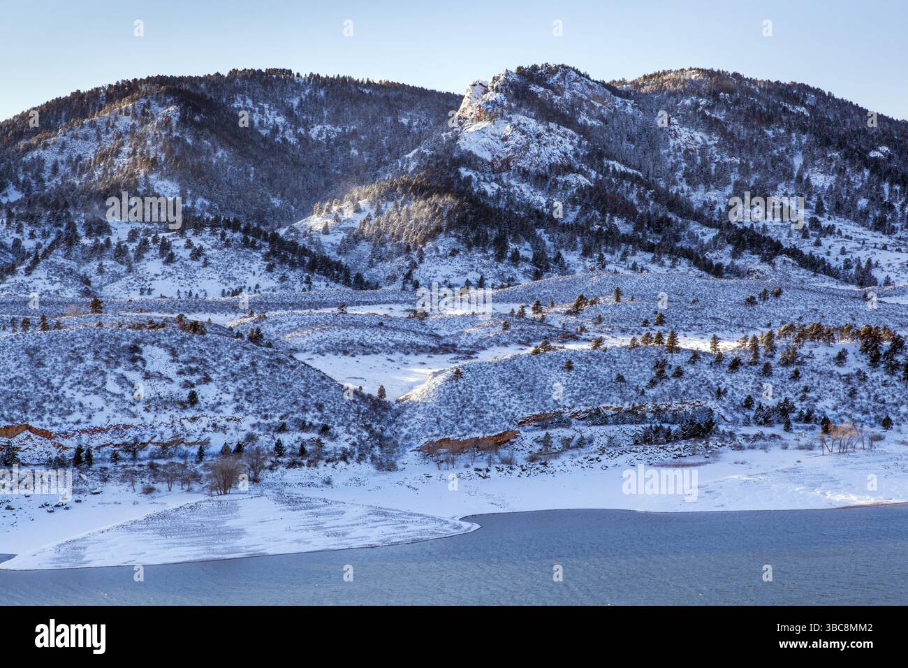 Arthurs Rock in Lory State Park und Horsetooth Reservoir in der Nähe von Fort Collins, Colorado, winter Landschaft Stockfoto