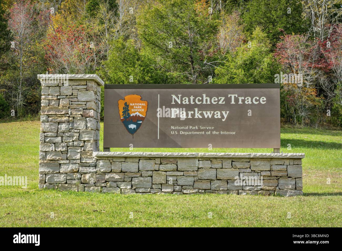 Franklin, TN, USA - 29. Oktober 2017: Einfahrtsschild zum Natchez Trace Parkway, 444 km lange Erholungsstraße und malerische Fahrt durch drei bundesstaaten Stockfoto
