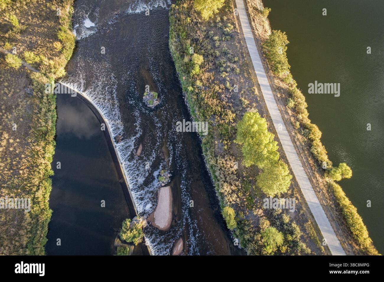 Wasserumleitungsdamm am South Platte River und ein Radweg im Norden von Colorado, aus der Vogelperspektive Stockfoto