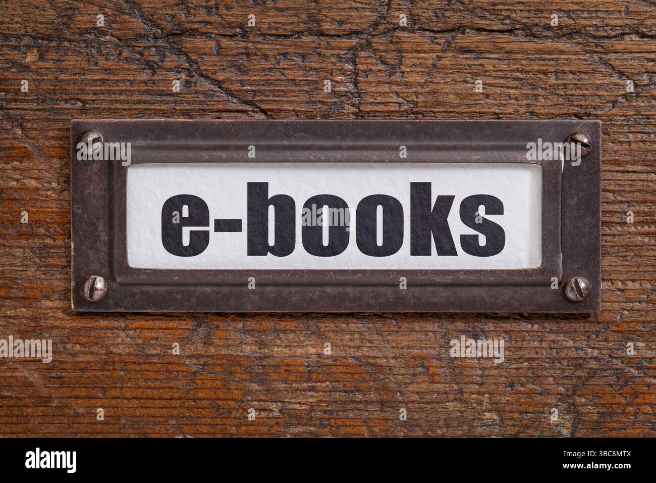 E-Books - Aktenschranketikett, Bronzehalter gegen Schmirgeln und zerkratztes Holz Stockfoto