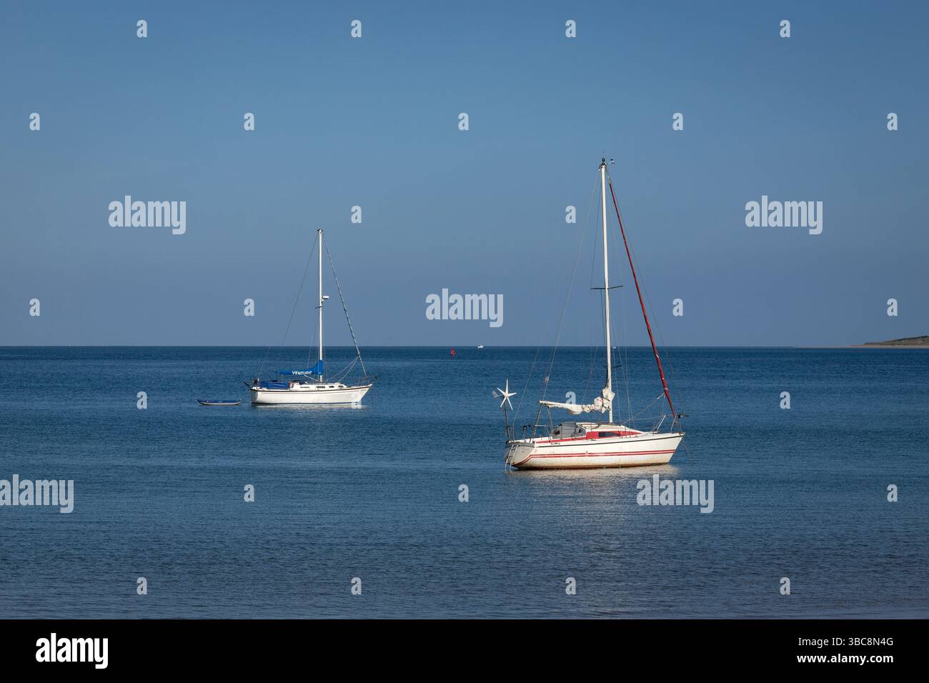 Zwei Boote legen in der Morgensonne im Mai an der Mündung von Taw/Torridge an Stockfoto