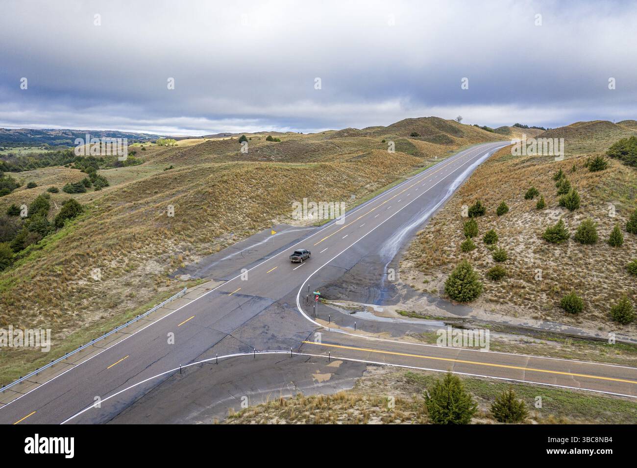 Autobahnüberquerung in Nebraska Sandhills - Blick von oben in die Frühlingslandschaft Stockfoto