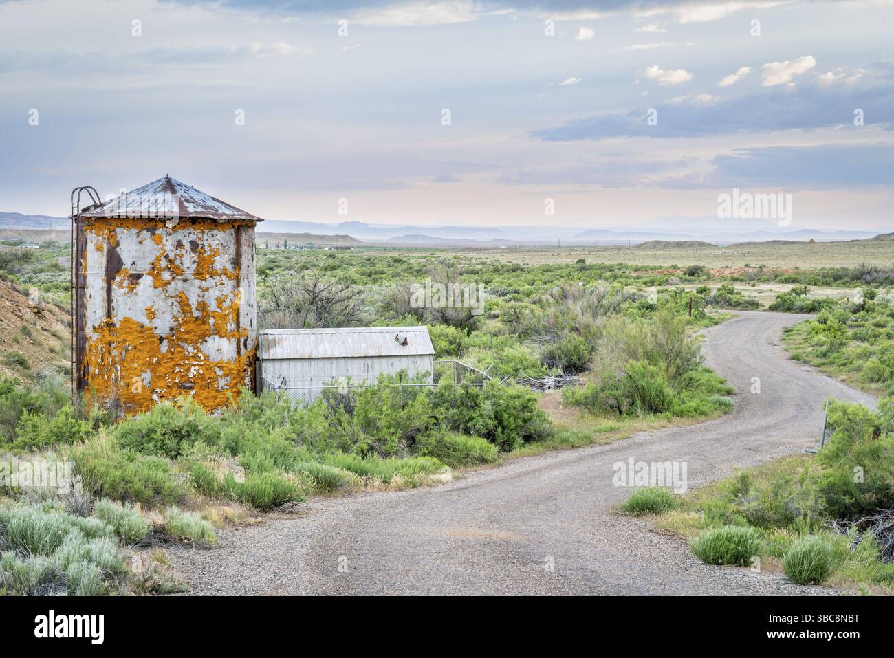 Der alte Wassertank ist von Flechten bedeckt, in der Nähe von Thompson Springs an den Book Cliffs im Osten Utahs Stockfoto