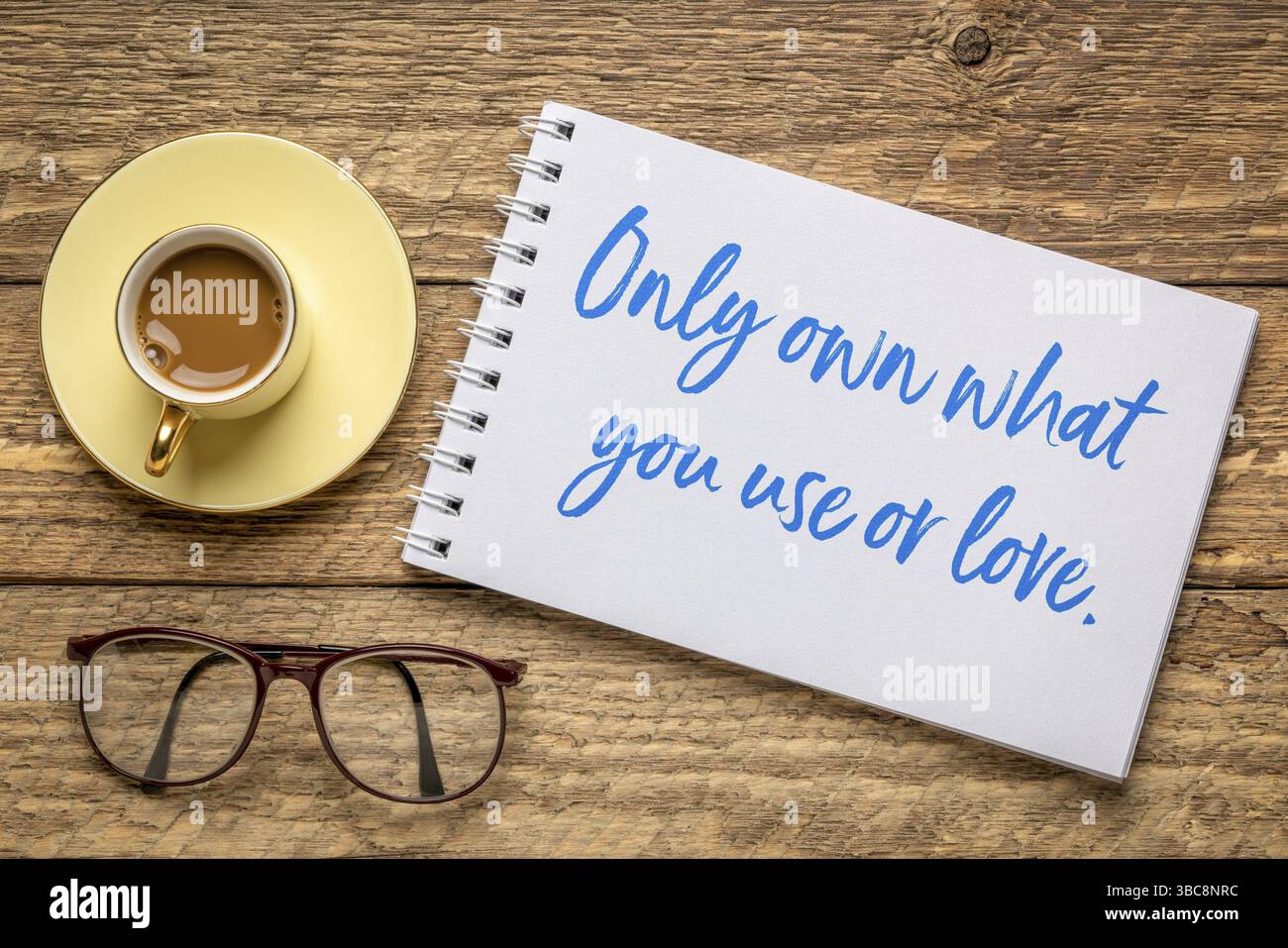 Nur das, was Sie verwenden oder lieben – minimalistische Ratschläge, Handschrift in einem Skizzenbuch mit einer Tasse Kaffee, Lifestyle-Konzept Stockfoto