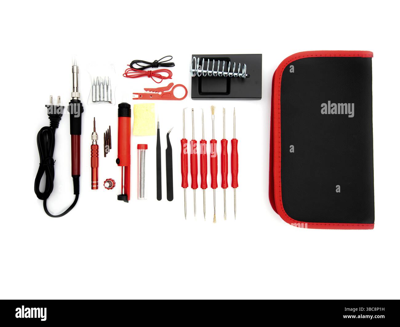 Ein Lötwerkzeug in einem schwarzen Gehäuse, isoliert auf weißem Hintergrund. Schwarzes Gehäuse mit Lötzubehör auf weißem Hintergrund Stockfoto