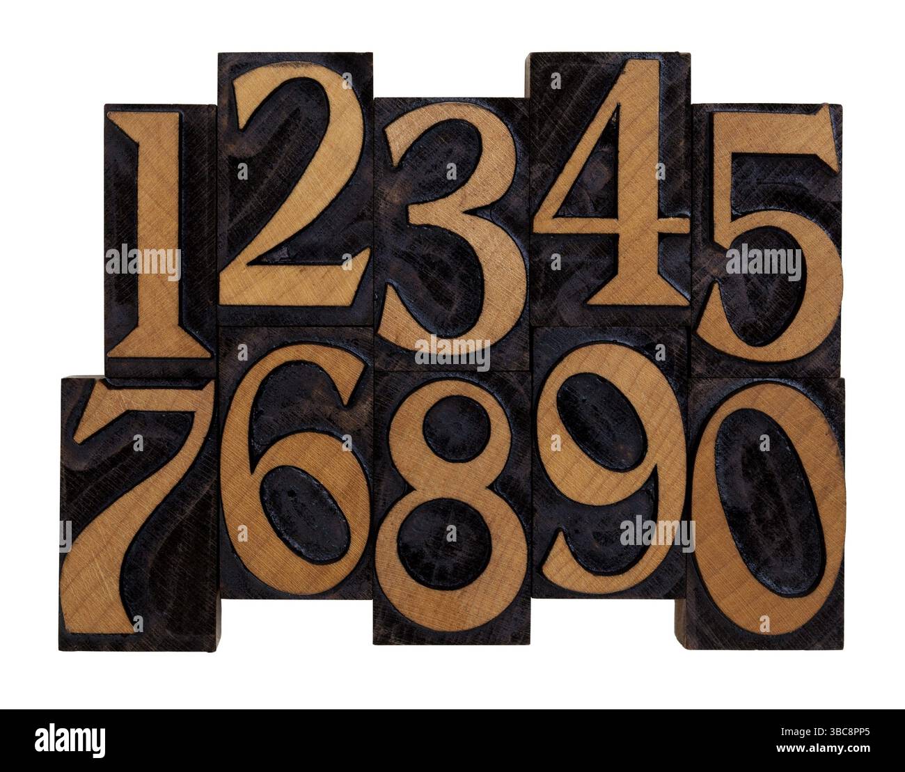 Zehn arabische Ziffern 0-9 in Vintage-Holzschriftblöcken, mit schwarzer Tinte gebeizt, horizontal gespiegelt, isoliert auf weiß mit Beschneidungspfad Stockfoto