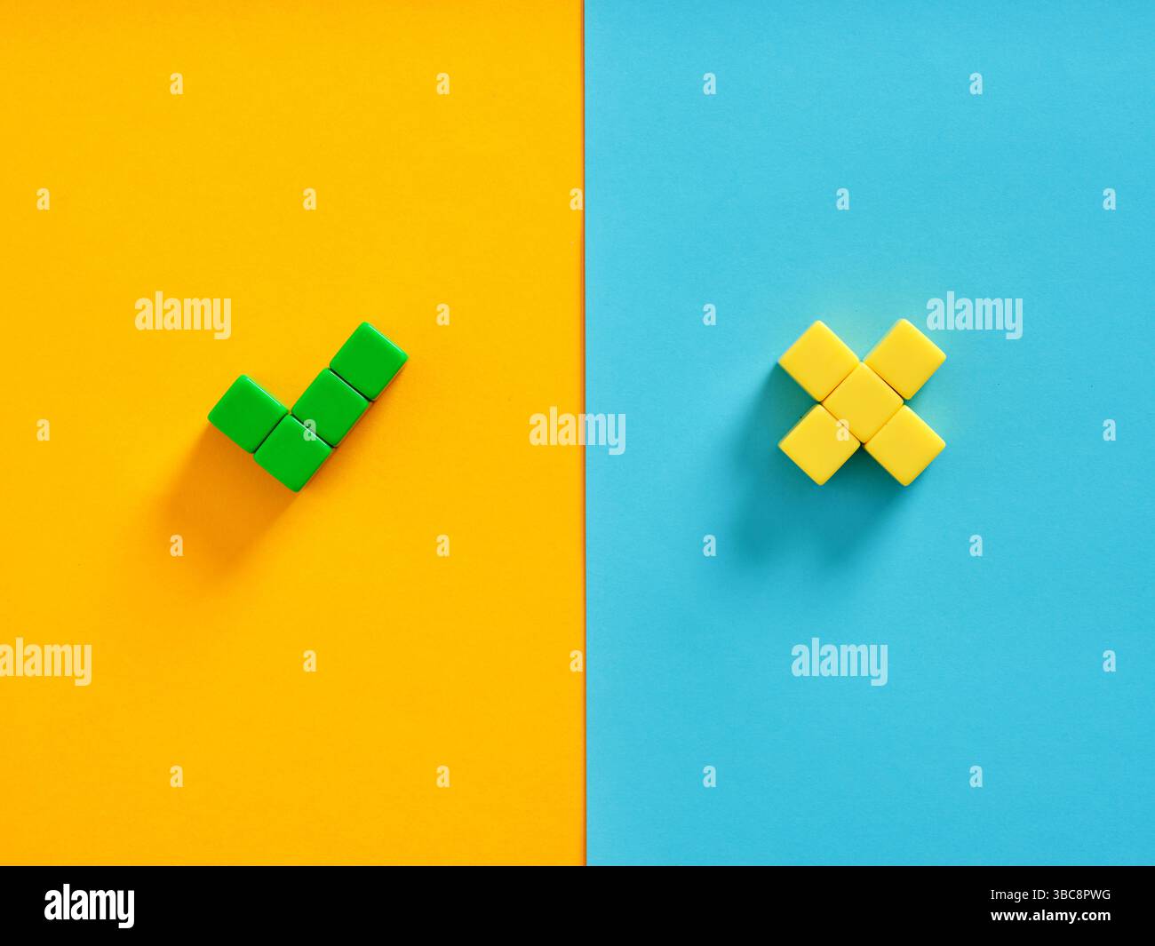 Grünes Häkchen und gelbes Kreuz stehen auf einem farbenfrohen Hintergrund und symbolisieren die Entscheidungsfindung, die Wahl zwischen richtig oder falsch. Stockfoto