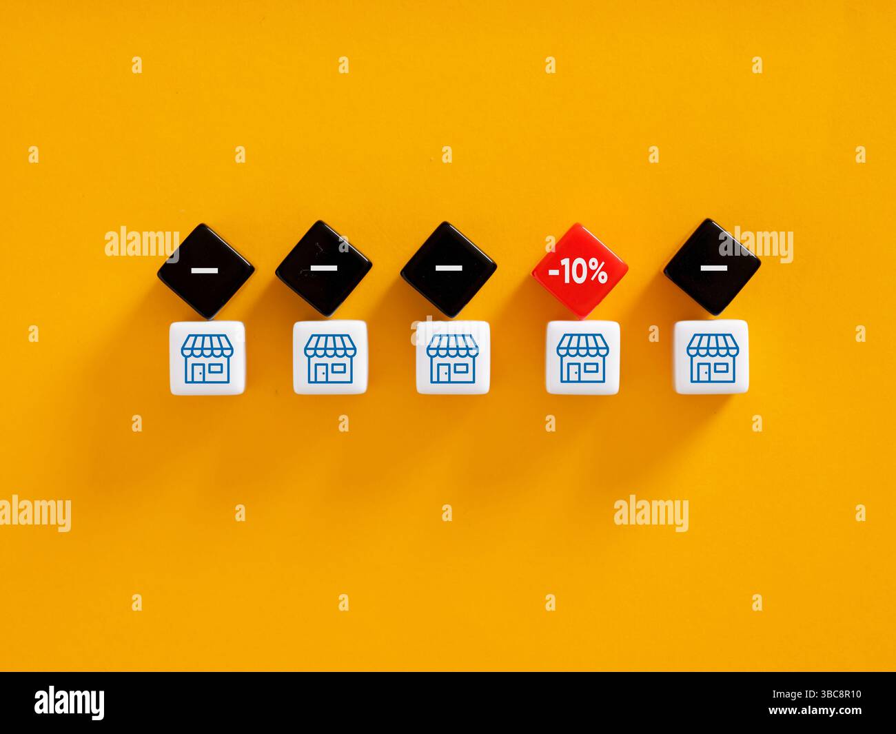 Angebot im Geschäft mit 10 % Rabatt auf gelbem Hintergrund mit weißen und schwarzen Würfeln. Den billigsten, wirtschaftlichsten und erschwinglichsten Preis für finden Stockfoto