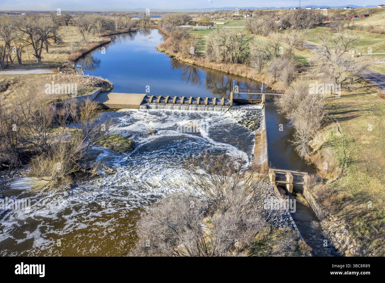 Wasserumlenkungsdamm am South Platte River über Brigthon, Colorado - aus der Luft in der Frühjahrslandschaft Stockfoto