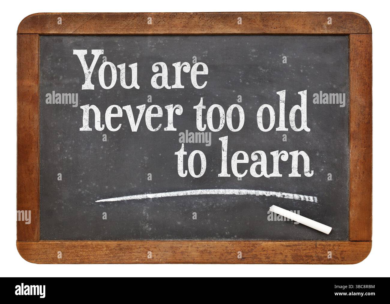 Du bist nie zu alt zu lernen - motivierende Worte auf einer alten Schiefertafel - kontinuierliches Bildungskonzept Stockfoto