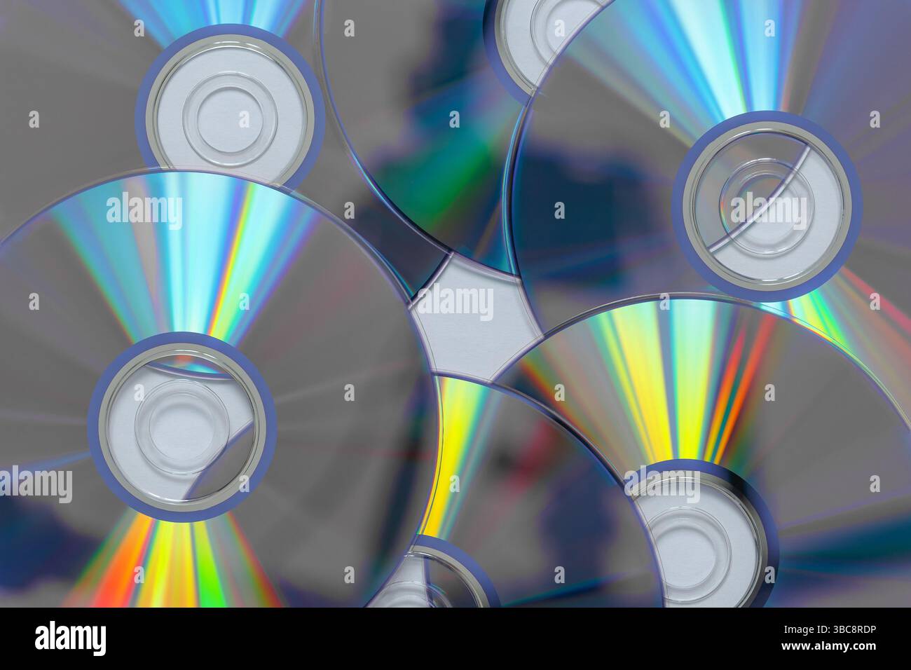 Sechs DVD-Discs mit Lichtreflexion und Brechungseffekt. Stockfoto