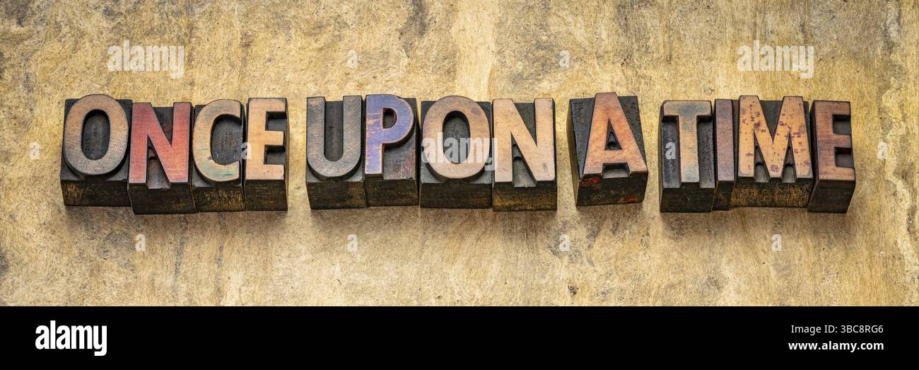 Es war einmal Eröffnungssatz - Storytelling-Konzept - Vintage-Buchdruck-Holztext auf Rindenpapier-Hintergrund mit einem Kopierraum, Long bann Stockfoto