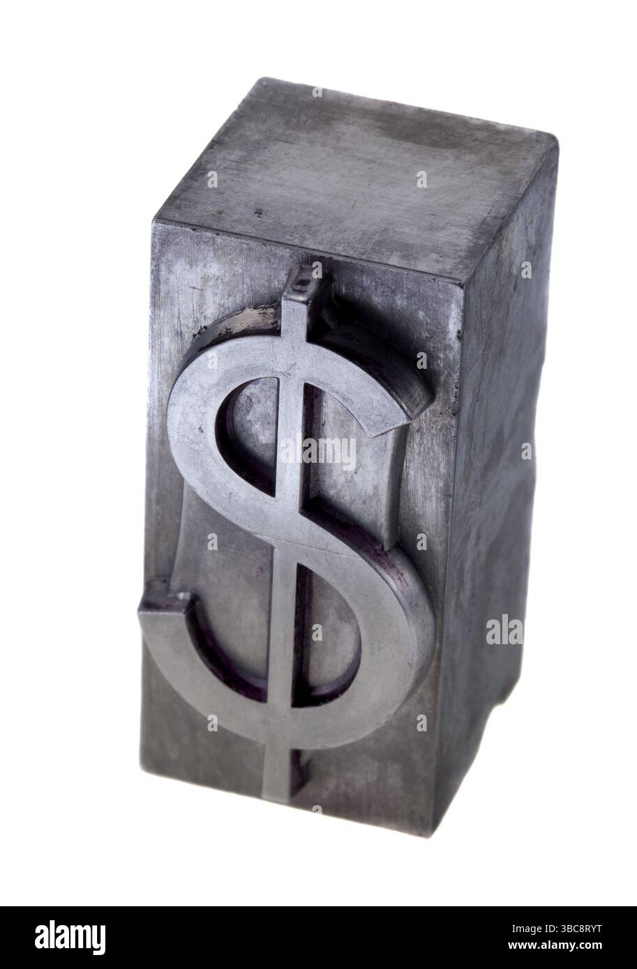 Dollarsymbol in altem, farbig gebeiztem Metallblock, isoliert auf weiß Stockfoto