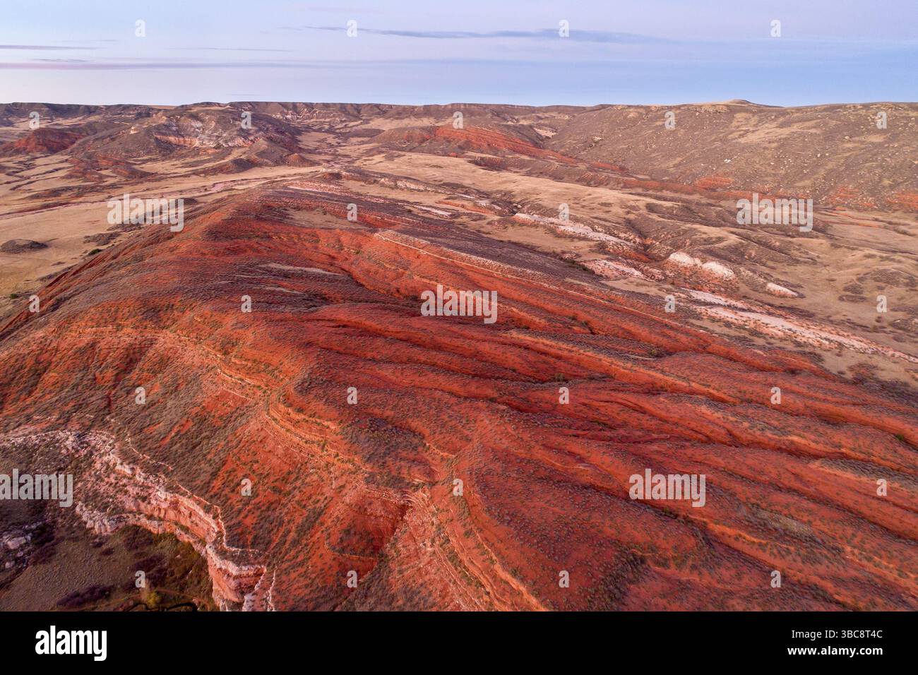Sonnenuntergang über den Ausläufern der Rocky Mountains im Norden von Colorado mit rotem Sandstein und Canyons, aus der Vogelperspektive Stockfoto