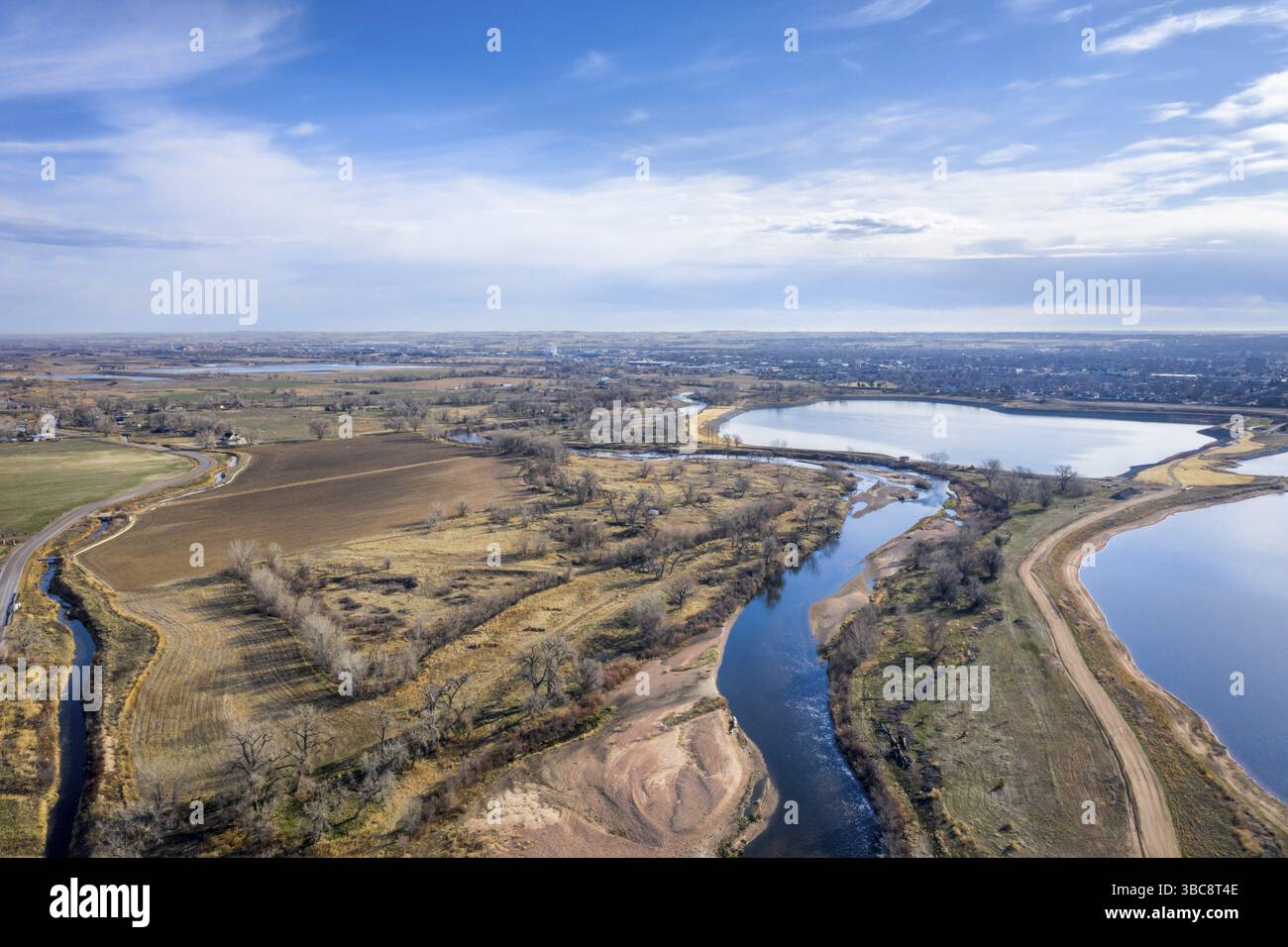 South Platte River über Brighton, Colorado - Luftbild mit frühen Frühling Landschaft Stockfoto