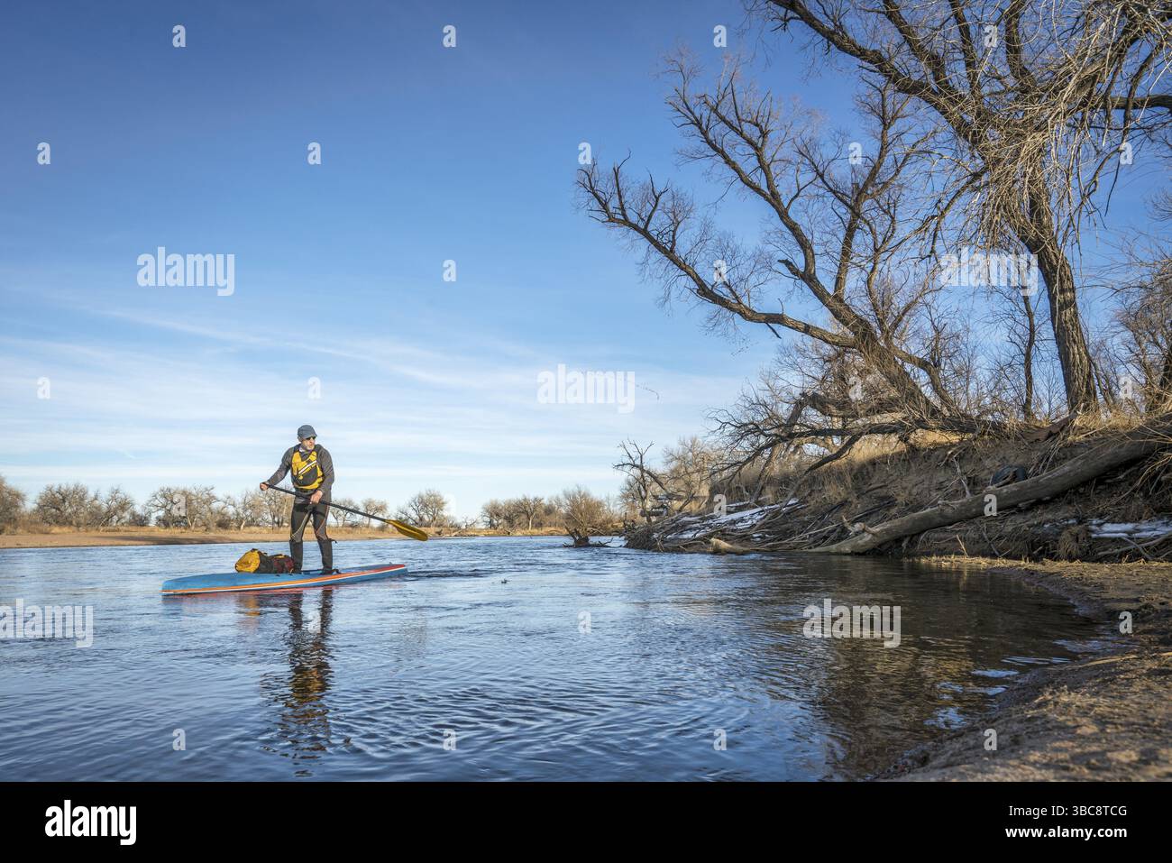 Expedition Stil Winter Stand-up Paddeln auf den South Platte RIver in Ost-Colorado Stockfoto