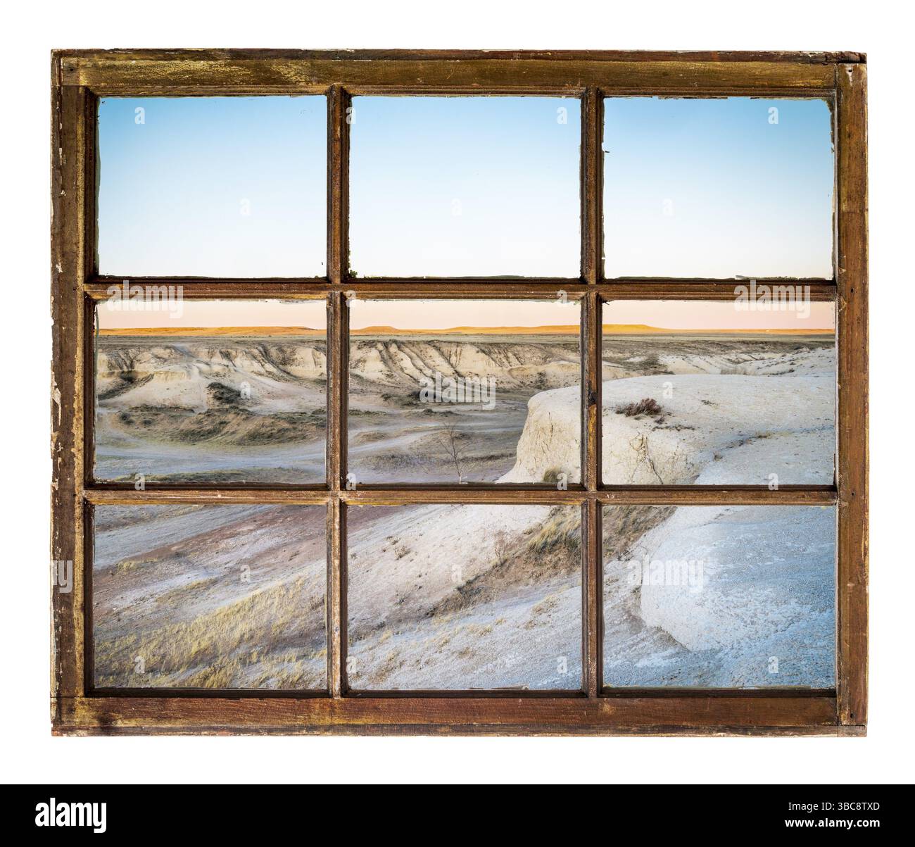 Badlands und Grasland in der Abenddämmerung durch Vintage, Grunge, Schiebefenster mit schmutzigem Glas Stockfoto