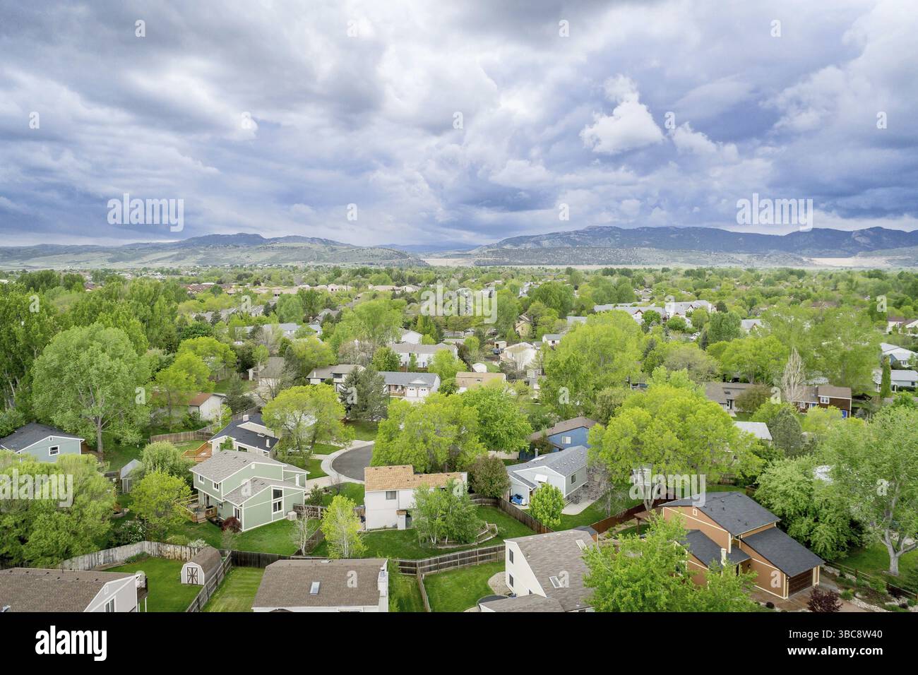 Aus der Vogelperspektive auf das Wohngebiet und die Ausläufer der Rocky Mountains im Frühling - Fort Collins, Colorado Stockfoto