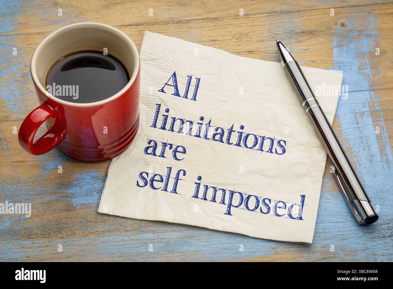 Alle Einschränkungen sind selbst auferlegt – inspirierende Aussage auf einer Serviette mit einer Tasse Kaffee Stockfoto