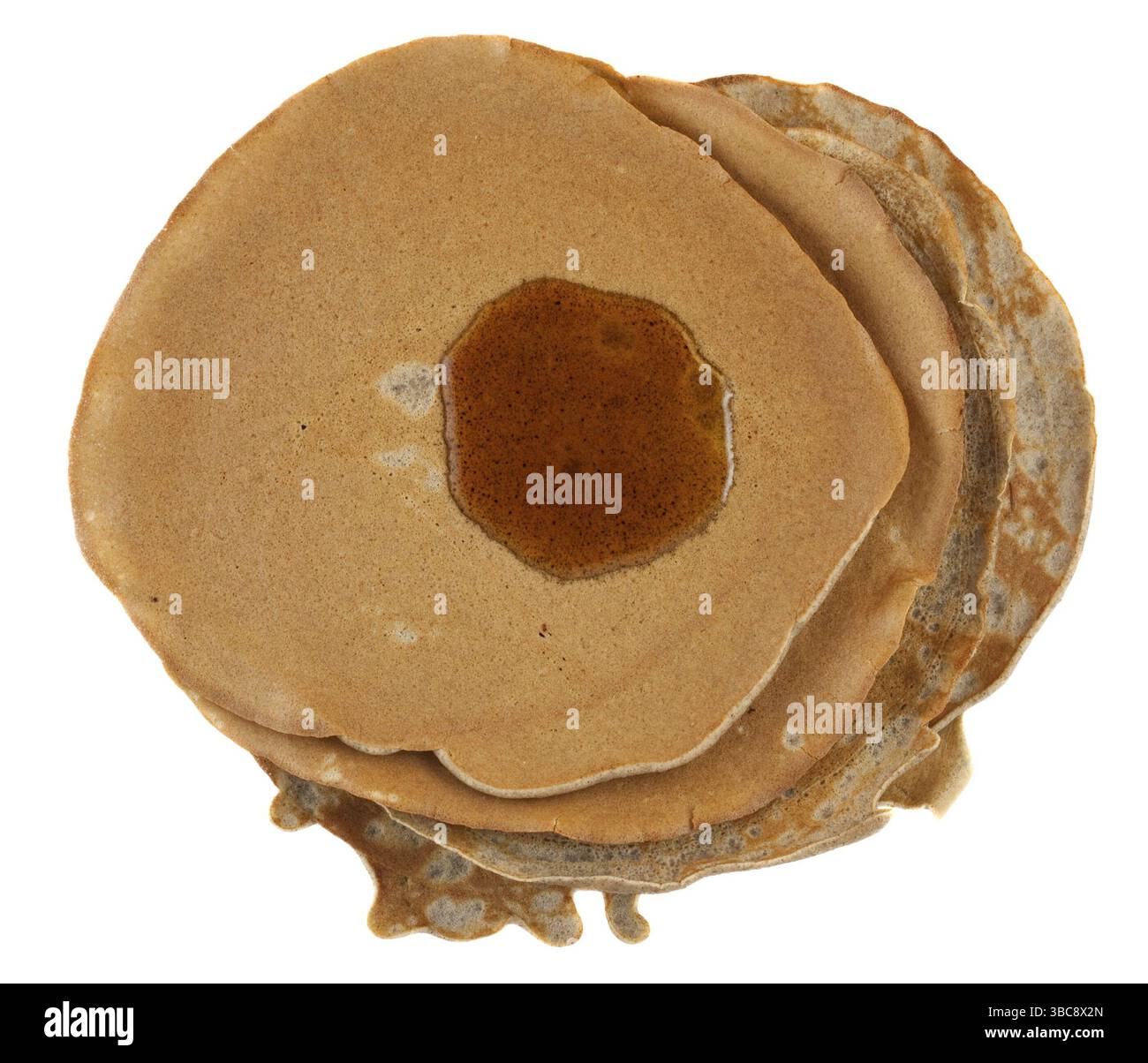 Stapel hausgemachter Buchweizenmehl-Crepes mit unregelmäßigen Kanten und Ahornsirup oben isoliert auf weiß Stockfoto