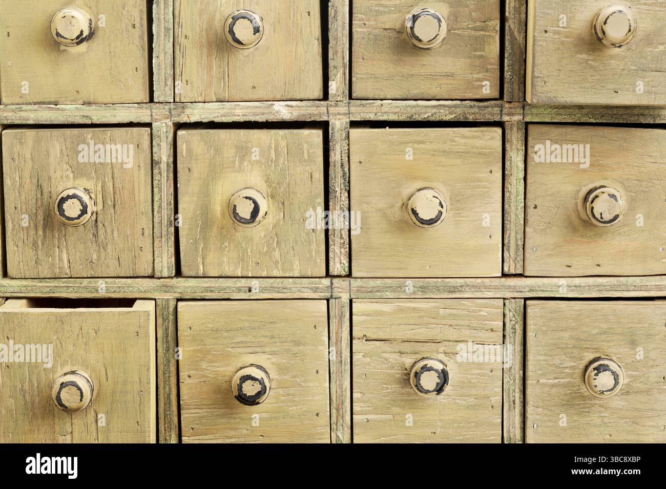 Schubladen aus primitivem Vintage-Grunge-Holz-Apothekenschrank Stockfoto