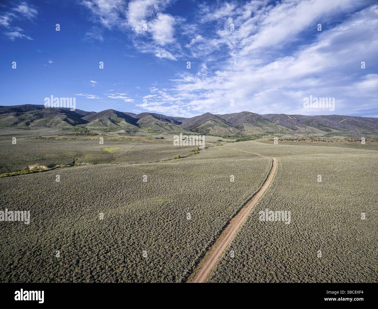 Ranch Road und Medicine Bow Mountains im North Park in der Nähe von Walden, Colorado – aus der Vogelperspektive Stockfoto