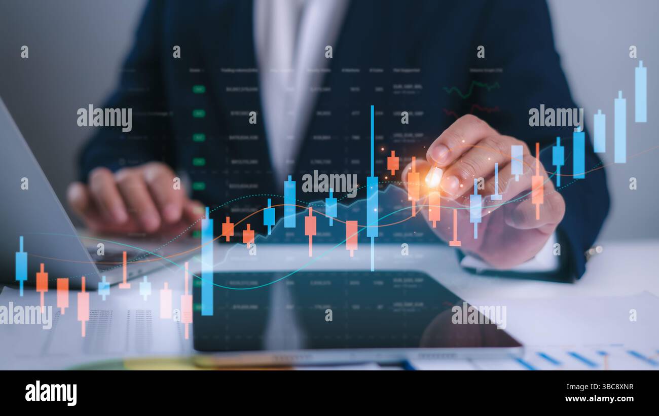 Geschäftsmann analysiert Kerzendiagramme und Börsendiagramme auf digitalem Dashboard, Showcase Finanzanalyse, Handelsstrategie und Investment tren Stockfoto