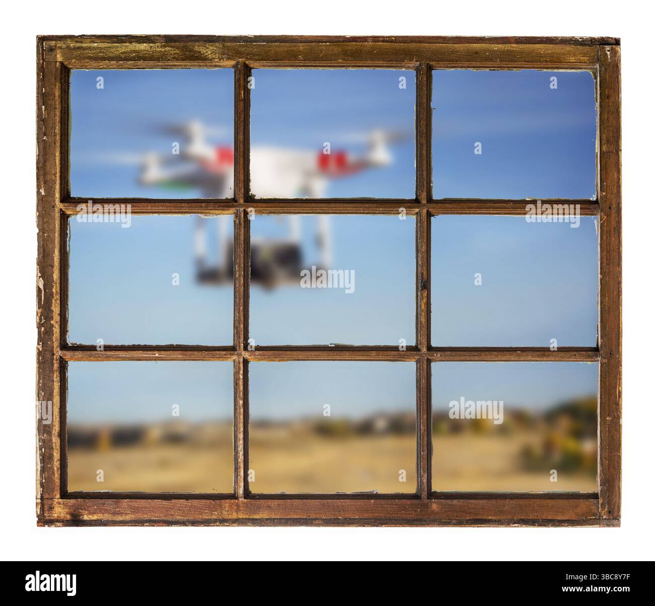 Drohnen und Datenschutzverletzungen - verschwommene Drohne, die mit einer Kamera vor dem Fenster fliegt Stockfoto
