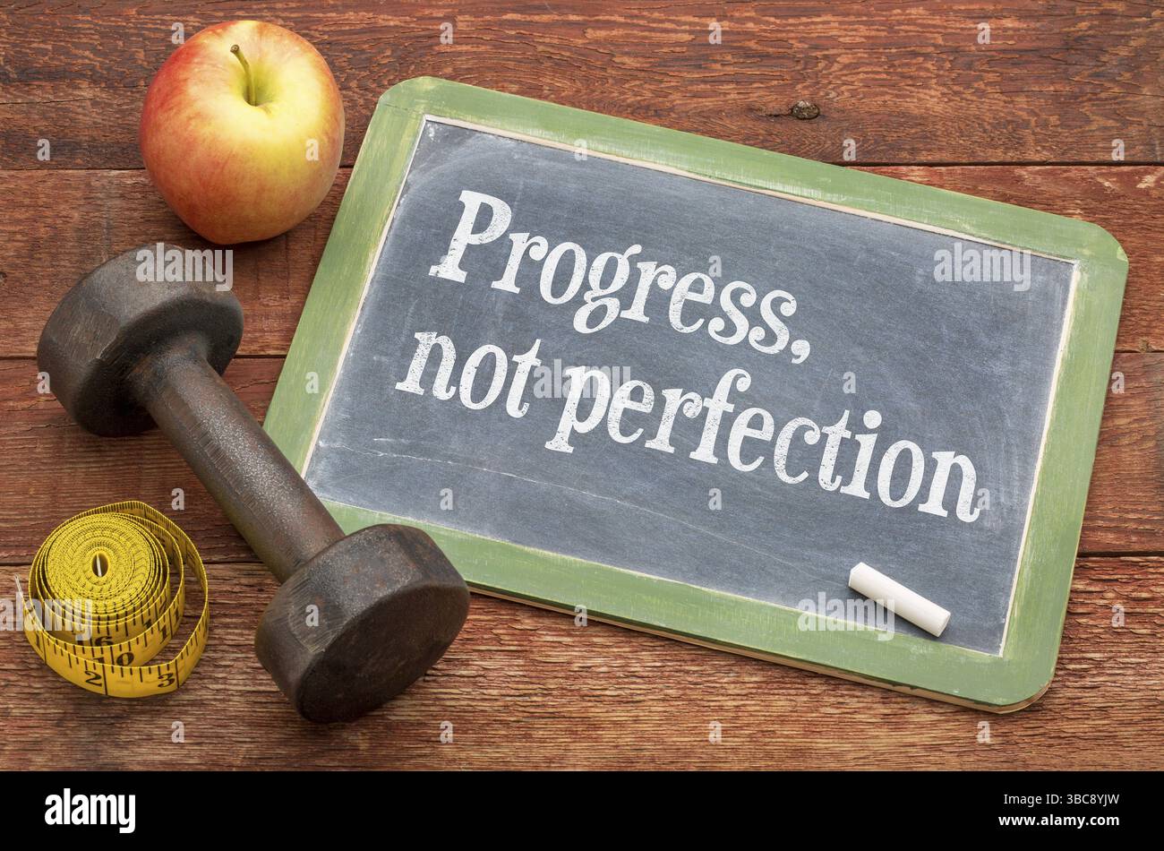 Fortschritt, nicht Perfektion - weiße Kreide Text Balckboard - Fitness und gesunden Lifestyle-Konzept Stockfoto