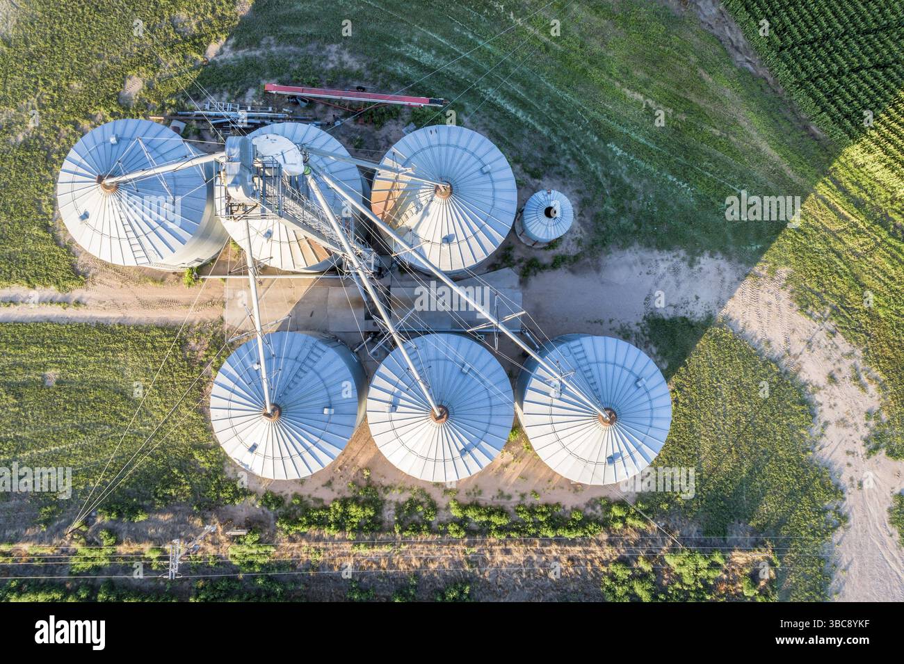 Maiskornelevator im Osten von Colorado - aus der Vogelperspektive Stockfoto