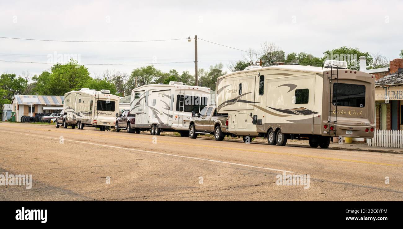 Crook, CO, USA - 28. Mai 2018: Eine Säule von Freizeitfahrzeugen auf einer Hauptstraße einer ländlichen Stadt im Osten Colorados Stockfoto